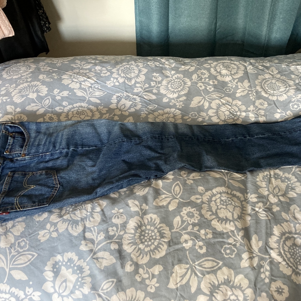 Levi's 501 Jean's, no size but fits like a S-M